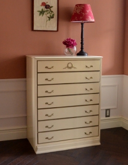 アンティーク家具  素敵なアンティークのフレンチ家具、ホワイトペイントの７段チェスト