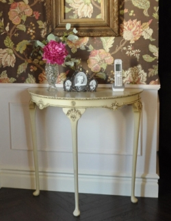 アンティーク家具  可愛いフレンチのアンティーク家具、ホワイト色のコンソールテーブル