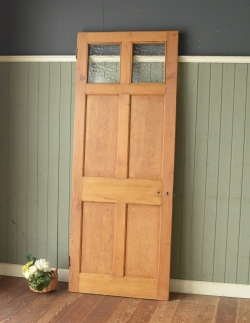 ２つの小窓を付けたナチュラルな木製のアンティークドア（建具）