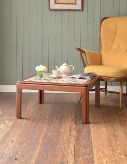 アンティーク家具 シンプルなアンティーク家具、G-PLANのタイルトップのコーヒーテーブル