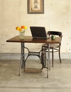 アンティーク家具 アンティークのデスク・書斎机 イギリスのアンティーク家具、アイアン脚のシンガーテーブル(ミシン台)