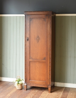 アンティーク家具 アンティークのキャビネット 英国デザインのスマートなアンティーク家具、スリムサイズのホールローブ