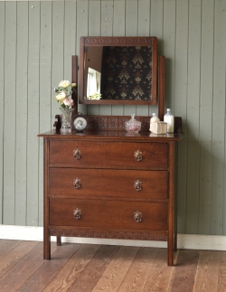 アンティーク家具 英国のオシャレなアンティーク家具、リビングでも使えるドレッシングチェスト