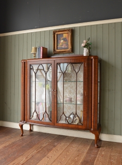 アンティーク家具 アンティークのキャビネット エレガントなアンティーク家具、英国デザインのガラスキャビネット