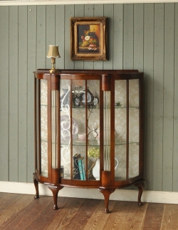アンティーク家具 アンティークのキャビネット アンティークの英国家具、輝くガラスキャビネット（飾り棚）