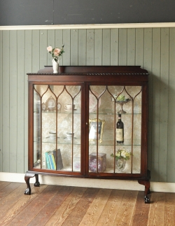 アンティーク家具 アンティークのキャビネット 上品なアンティークの英国家具、ガラスのショーケース