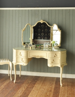 アンティーク家具  ゴージャスなアンティークフレンチ家具、アイボリーのドレッシングテーブル
