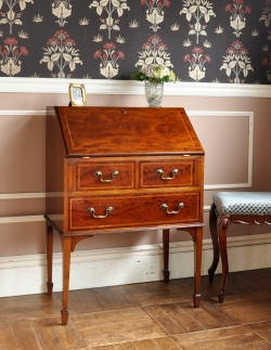 アンティーク家具 ビューロー マホガニー材を使った英国のアンティークビューロー（デスク）