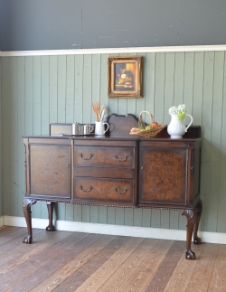 アンティーク家具 アンティークのキャビネット 気品あるアンティーク家具、英国デザインのサイドボード