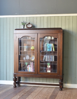 アンティーク家具 アンティークのキャビネット ステンドグラスを嵌め込んだ英国のアンティークブックケース（本棚）
