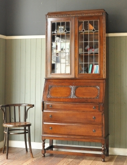 アンティーク家具 ビューロー ステンドグラスのアンティーク家具、英国のブックビューロー（本棚とデスク）