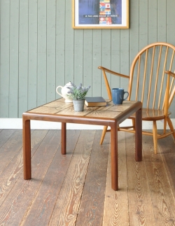 アンティーク家具 アンティークのテーブル 北欧スタイルのレトロなヴィンテージ家具、タイルトップのコーヒーテーブル