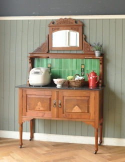 アンティーク家具 アンティークのキャビネット タイルが美しいアンティークの英国家具、ミラー付のウォッシュスタンド