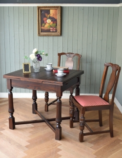 アンティーク家具 アンティークダイニングテーブル アンティーク英国家具、脚の彫りがキレイなスモールサイズのドローリーフテーブル（伸張式テーブル）