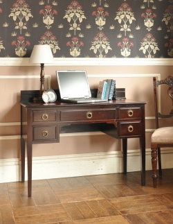 アンティーク家具 アンティークのデスク・書斎机 英国の書斎で使えるアンティーク家具、奥行き浅めのスマートなデスク