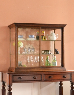 アンティーク家具 キャビネット アンティーク風 Ｃａｄｂｕｒｙ社のディスプレイキャビネット、アンティークショーケース