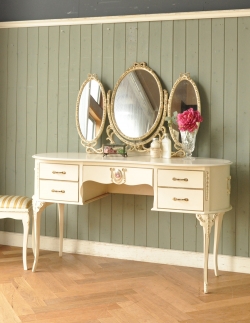アンティーク家具 アンティークのドレッサー フランスから届いたアンティーク家具、白いペイントの３面鏡ドレッサー（鏡台）