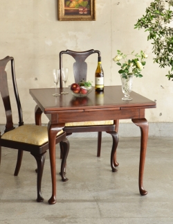 アンティーク家具 食卓テーブル クラシックなアンティークの英国家具、美しい脚のクイーンアンダイニングテーブル