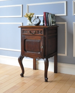 アンティーク家具 アンティークのキャビネット フランス便で到着、天板の模様まで美しい、ダークブラウンが珍しいアンティークナイトテーブル