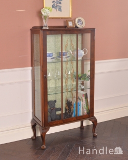 アンティーク家具 アンティークのキャビネット 英国のコンパクトなアンティークガラスキャビネット（飾り棚） 