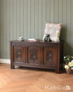 アンティーク家具 ブランケットボックス・収納ボックス お花の彫りがたっぷり刻まれた、英国アンティークの木製コファ