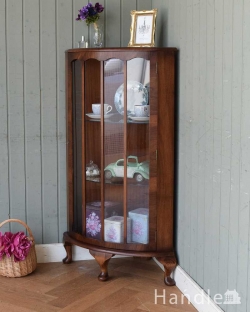 アンティーク家具 アンティークのキャビネット 英国輸入のアンティーク家具、木の装飾が上品なコーナーガラスキャビネット