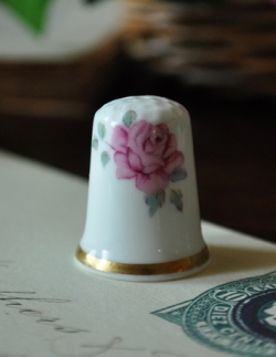 アンティーク雑貨 1940年代のアンティーク シンブル(ピンクのバラ)