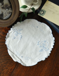 アンティーク雑貨  1930年代のアンティーク 刺繍マット（水色の花）