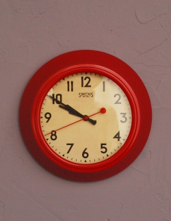 インテリア雑貨 ミラー・時計 イギリスのSMITHS（スミス）社、復刻版のレッド色の掛け時計(電池セット)