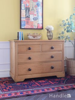 アンティーク家具 アンティークのチェスト ツートーンカラーの取っ手がおしゃれなアンティークチェスト、イギリスから届いたオールドパインの表情が美しい3段チェスト