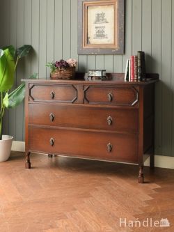 アンティーク家具 アンティークのチェスト ブドウの形の取っ手が付いた英国アンティークの家具、男前な表情のカッコいいオーク材のチェスト