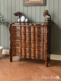 アンティーク家具 アンティークのチェスト フランスらしい雰囲気が漂うアンティークチェスト、引き出しの曲線ラインが美しい4段タイプのコモード