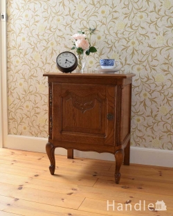 アンティーク家具 アンティークのキャビネット フランスから届いた木扉の収納、猫脚のアンティークナイトテーブル