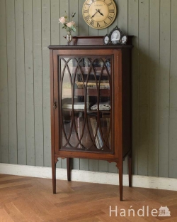アンティーク家具 アンティークのキャビネット 優雅でクラシックなアンティーク家具、マホガニー材のミュージックキャビネット（飾り棚）