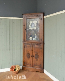 アンティーク家具 アンティークのキャビネット 英国アンティークのキャビネット、お月様の彫刻が美しいオーク材のコーナーキャビネット