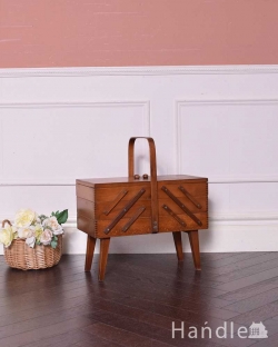 アンティーク家具 ソーイングボックス 可愛い脚付き、小物収納にぴったりなあめ色のアンティークソーイングボックス