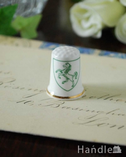 アンティーク雑貨 アンティーク食器 盾モチーフがお洒落なボーンチャイナのアンティークシンブル（グリーン）