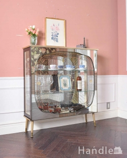 アンティーク家具 アンティークのキャビネット ミラーとガラスがキラキラ美しい、輝くアンティークガラスキャビネット