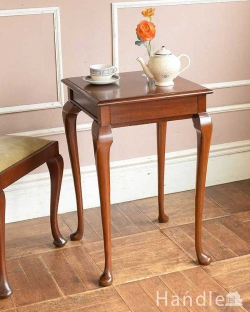 アンティーク家具 アンティークのテーブル シンプルなデザインのアンティーク家具、木目が美しいマホガニー材のサイドテーブル