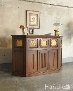 アンティーク家具 アンティークのキャビネット 英国アンティークらしい美しいカウンター、イエローのガラスが珍しい家具