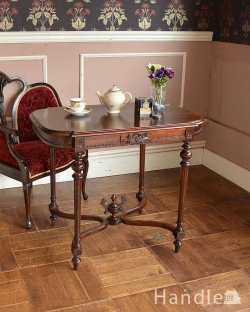 アンティーク家具 アンティークのテーブル 美しい装飾がたっぷり入ったアンティーク家具、玄関で使えるホールテーブル