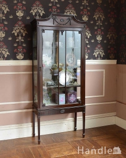アンティーク家具 アンティークのキャビネット 華奢な脚が美しいマホガニーの英国アンティーク家具、クラシックなガラスキャビネット