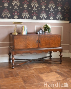 アンティーク家具 アンティークのキャビネット おもてなしの空間で活躍するアンティーク家具、美しいレセプションデスク