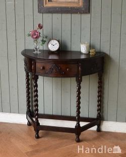 アンティーク家具 アンティークのテーブル 落ち着いたシックで上質な空間を演出する、英国らしいアンティークのコンソールテーブル