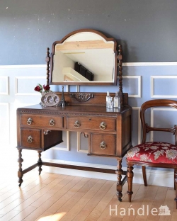 アンティーク家具 クエーカーチェア 豪華な装飾が美しい英国アンティーク家具、キャスター付きのドレッシングテーブル