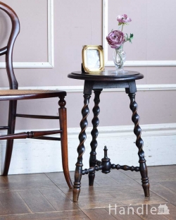 アンティーク家具 アンティークのテーブル 上品なアンティーク家具、美しい彫りを施したオケージョナルテーブル