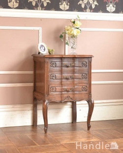 アンティーク家具 アンティークのチェスト 南フランスのアンティーク家具、装飾が可憐なチェスト（３段）