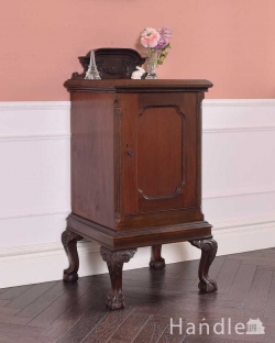 アンティーク家具 アンティークのキャビネット イギリスの小さなアンティーク家具、扉収納のナイトテーブル