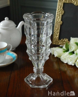 アンティーク雑貨 アンティーク花瓶 豪華なカッティングで美しく輝かくプレスドグラス、アンティークのフラワーベース（花器）