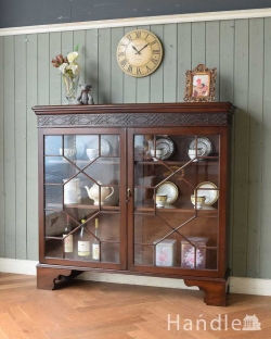 アンティーク家具 アンティークのキャビネット 英国スタイルのアンティーク家具、シノワズリなブックケース(ガラスキャビネット)